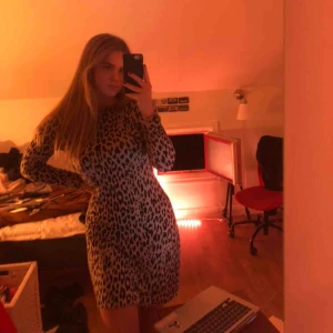  - fin leopardmönstrad klänning från gina! frakt ingår inte