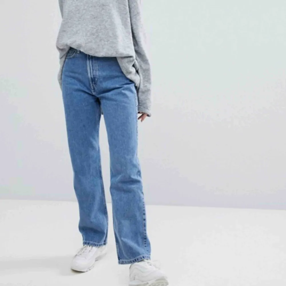 Oanvända jeans från Weekday i modellen row i size 30/30! Frakt står köparen för och kan även mötas upp i Gbg. Jeans & Byxor.