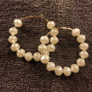  - Guldiga runda örhängen med pärlor Frakt tillkommer 20kr