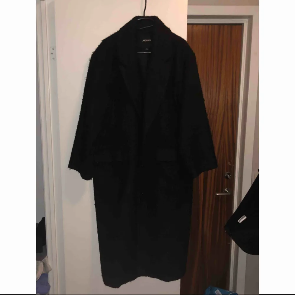Säljer min svarta kappa från monki då den inte kommer till användning längre. Den är lite nopprig men det går att ta bort det mesta med en engångsrakhyvel! Frakt på 100kr tillkommer.🌸. Jackor.