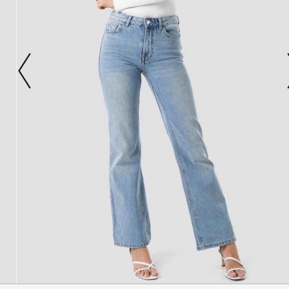 Supersnygga jeans från mango⚡️Använda max två gånger. Frakt tillkommer! Skriv för fler bilder/mer info🦋. Jeans & Byxor.
