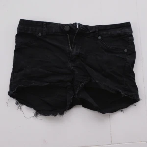  - Svarta jeansshorts från Cheap Monday i avklippt modell. Sköna och stretchiga. Bara provade, så dom är i toppen skick! Köparen står för frakten 🌠