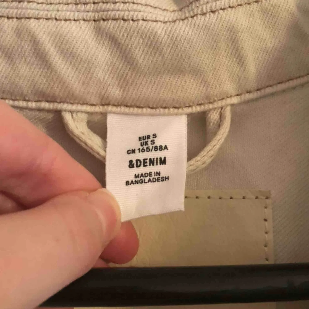 Beige ”jeansjacka” från H&M. Använd 1 gång. Frakt tillkommer.. Jackor.