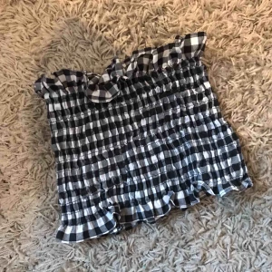  - Gullig liten tubtopp med resor!! aldrig använd ✨ står för frakten 