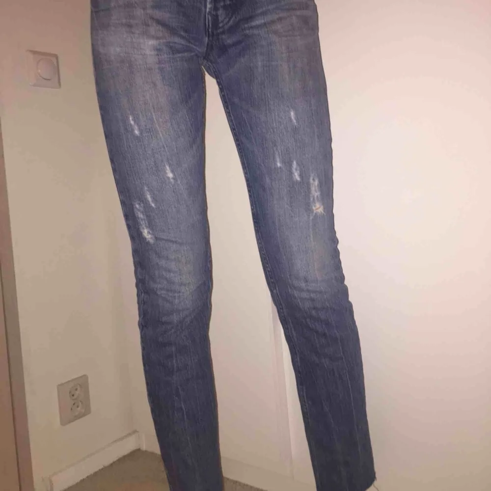 Snygga mellanblå jeans med små slitningar ifrån Crocker!. Jeans & Byxor.