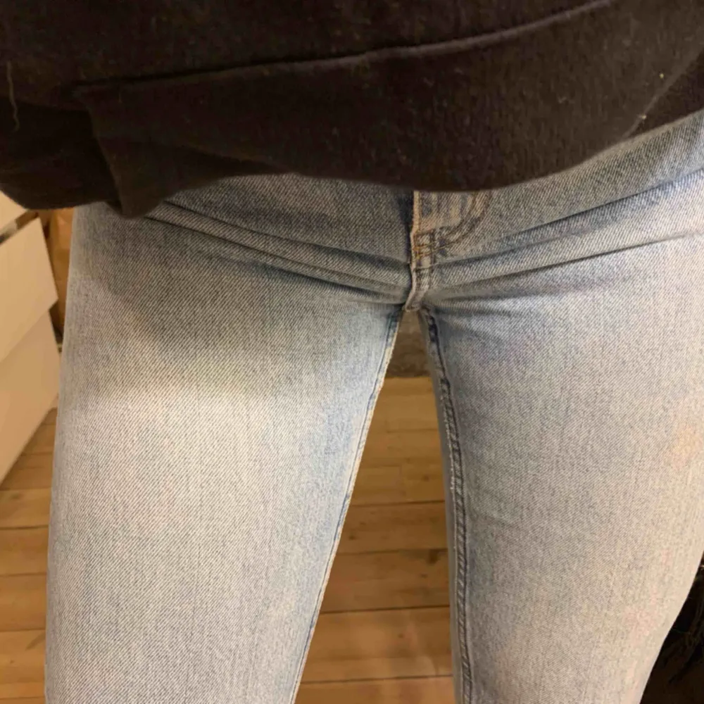 ⚡️💫 säljer mina skitsnygga jeans från weekday pga att dom tyvärr är lite små på mig🤧. Nypris 600kr Frakt ingår ej, möts gärna upp i Stockholm . Jeans & Byxor.