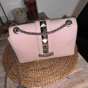  - Jättefin väska från Gina tricot som tyvärr aldrig används. Har använt den EN gång och är bokstavligt talat som helt ny i skicket!  Mått 24x18x6 cm Kan mötas upp i Helsingborg annars betalar du frakt :)  