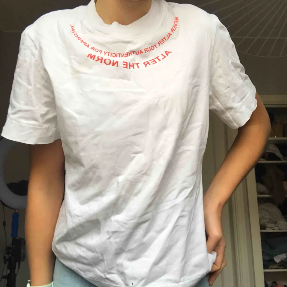 Oversized skit snygg o cool t-shirt!!🎸🧡⚡️säljer pga har för mke t-shirts. Använd 1-2 gånger!. Skjortor.