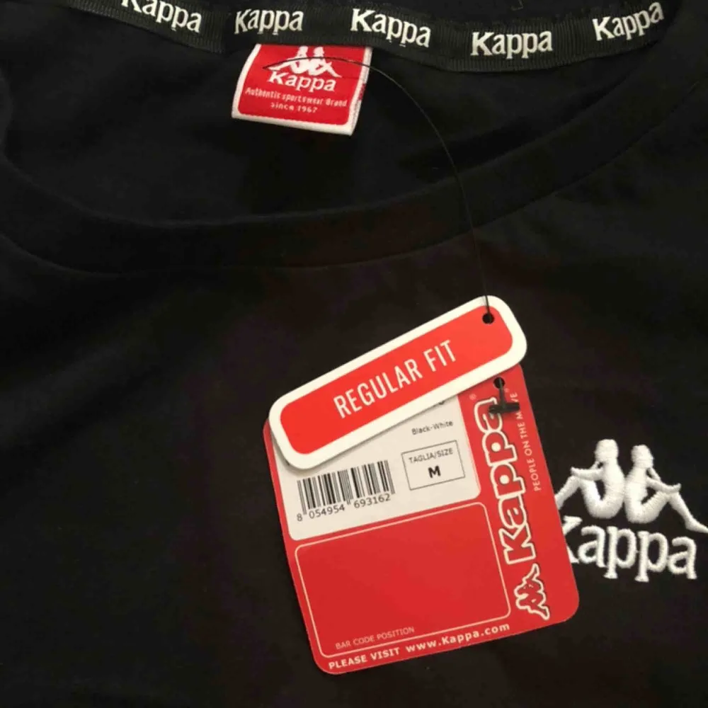 Superfin och oanvänd cropped kappa t-shirt i storlek M. Kan mötas upp i Stockholm eller frakta men du står isf för frakten!🙌🏼. T-shirts.