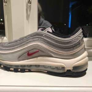 ⚡️Ett par Nike Air Max 97 i färgen Silver Bullet säljer jag nu pga brist på användning! De är inköpta för 1900 kr och är i använt skick. Frakt kostar 66kr extra, och möts gärna upp! Det är bara att höra av er om ni har någon fråga!💜⚡️