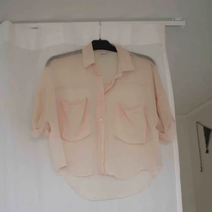  - En fin blus i storlek 34! Ganska tunt och genomskinligt tyg och en lös passform ✨ Köpare står för fraktkostnad!