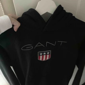  - Stl 14-15 är men passar mig som är 17 och har stl s. Skulle säga att de är stl s!!  Super mysig hoodie men jag använder den ej. Passar både tjejer o killar, skriv för mer bilder eller intresse