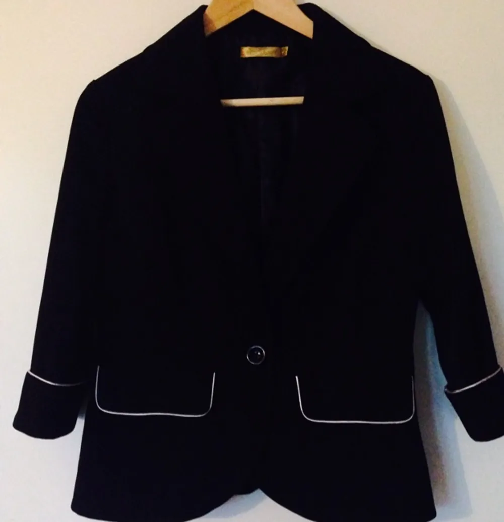 Classical black blazer
Size 34-36
Slim cut with satin lining 
Very good condition . Kostymer.