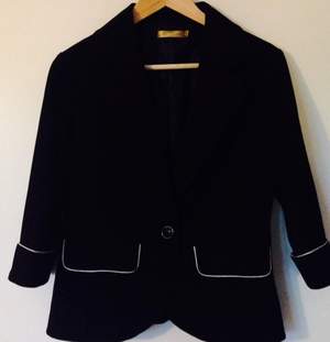 Classical black blazer
Size 34-36
Slim cut with satin lining 
Very good condition 