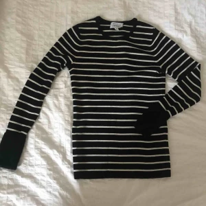  - Fin stickad tröja från &other stories. I 50% ull och 50% akryl. Tyvärr blivit för liten för mig.