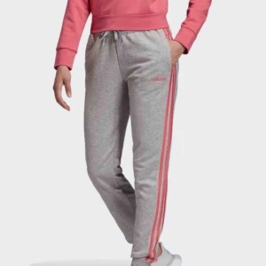 Mjukisbyxor - Adidas Essentials 3-stripes byxor. 