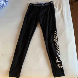  - Champion leggings. Knappt använda. Nypris 300. Vet inte frakten just nu men kan ta reda på det om någon vill få den fraktad. Frakten ingår inte i priset isåfall.