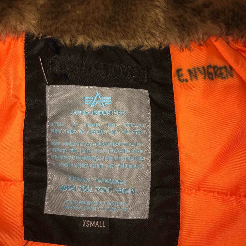 Svart lång Alpha Industries vinterjacka dam, storlek x-small men är ganska stor i sin storlek.  Original pris: 3000 kr Pris kan diskuteras. Jackor.