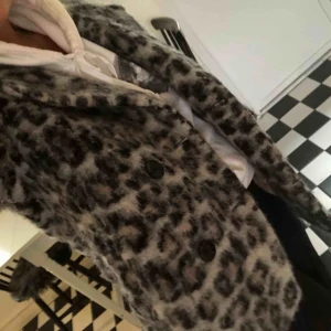  - Leopard Jacka från part two, nypris 3000. Väldigt varm och mysig, använt sparsamt. Köparen står för frakt 