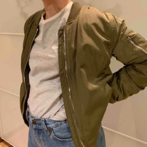  - Grön bomber jacka i bra skick. Köpt i Italien och är lätt vadderad. Storlek M Köpare står för frakt annars går det bra att mötas i Stockholm.