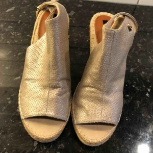 Kilklackar Replay - Fina kilklackar från Replay! Sparsamt använda 2-3 ggr Färg beige/guld 