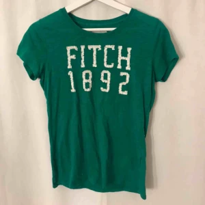  - Grön A&F tröja med tryck i paljetter 