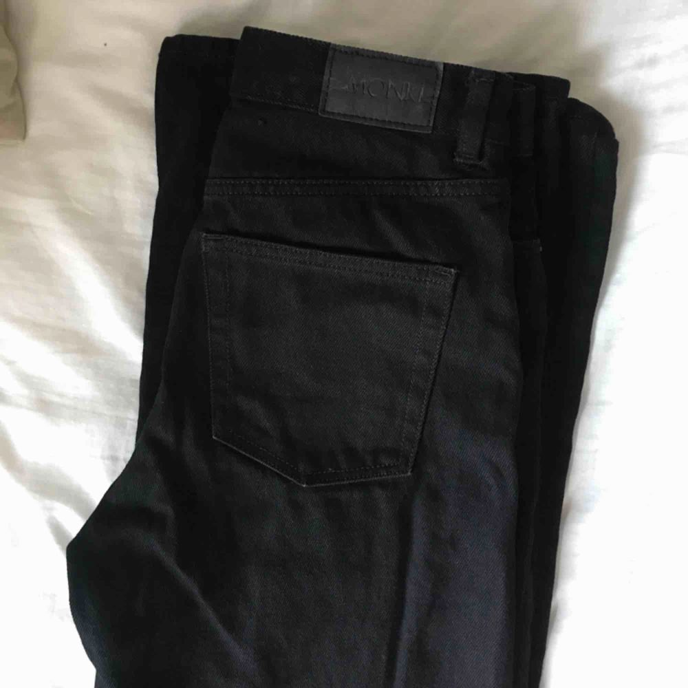 Svarta Yoko jeans från Monki!! Köparen står för frakt :D Möts gärna upp i Malmö . Jeans & Byxor.
