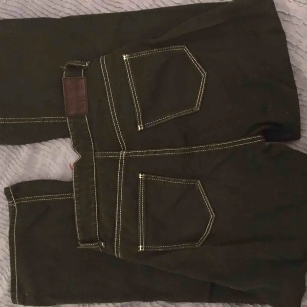 Jeans från Carin Wester köpta från Plick men som säljs igen för att de var väldigt små. Jag är 161 cm lång och dessa var perfekta i längden. De är mörkgröna och den första bilden är en tydligt bild på färgen 🥰. Jeans & Byxor.