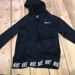  - en träningshoodie från nike, köpt på kidsbrandstore för 479kr sitter som en S