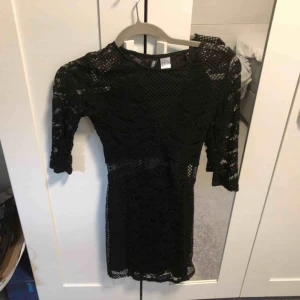  - Söt klänning, sitter skit snyggt, bra skick, säljs på grund av att jag e för stor, köpare står för frakt