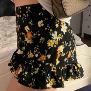 Blommig kjol från bikbok. Knappt använd och perfekt för sommarn!