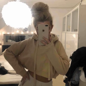  - Fin beige kort hoodie från Bikbok💫 storlek xs, jag är ca 160!