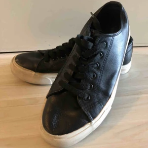  - Väldigt snygga fejk ”skinn” material sneakers, svarta inköpta ifrån Zalando, märket Anna Field för 399kr, säljer för 100:) Bra skick, perfekta till hösten och fester !! 