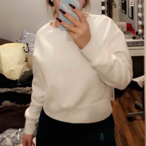  - Vit, varm tröja från Zara. Aldrig använd. Fräsch vit färg! 