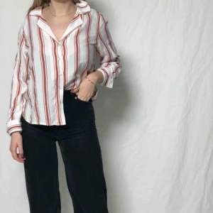  - Vit och orangerandig skjorta från bikbok. Möts upp i Malmö annars betalar köparen farsoten. Frakt: 60kr 