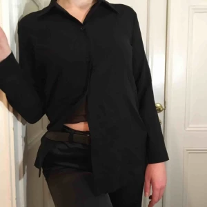  - jättesöt lite see-through skjorta från mallimari! den har bara tre knappar (det ska alltså vara så den är inte sönder) och jättefin krage! passar mig jättebra som är en S!