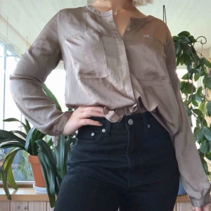  - Fin glansig blus med fickor från Bikbok, passar både under vinterjackan och till sommaren med kjol😌 säljer för 80kr + frakt💞