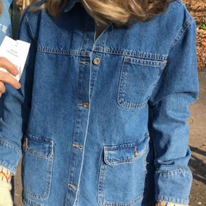 Jeansjacka  - Jättefin jeansjacka, lite skrynklig på de två sista bilderna för att den är nytvättad! Stl 164 men passar xs. Köparen står för frakten 