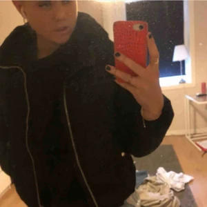 Puffer jacket - Svart dunjacka ifrån bershka. Passar som vinter/höst jacka, varm och skön inget fel på