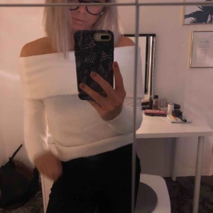  - Jättemysig vit offshoulder tröja!