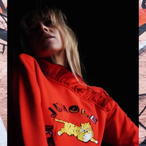  - As ball tröja från Kenzo x H&M collection. Den sitter så fint och är lite udda sådär med volanger kring nacken, verkligen ett statement piece man behöver i garderoben. Tröjan är i nyskick och kan skickas i posten eller så möts vi upp ! 