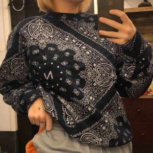  - Crewneck från New Black i storlek M ✨ Paisley mönstrad, haft länge men använd endast ett fåtal gånger! 