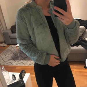  - Har även en blå/grön päls jacka från bikbok!