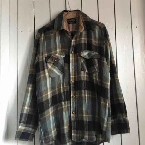  - Vintage flanellskjorta köpt på Beyond Retro. Använd fåtal gånger och i riktigt bra skick! Frakt tillkommer alternativt mötas upp i Gbg.