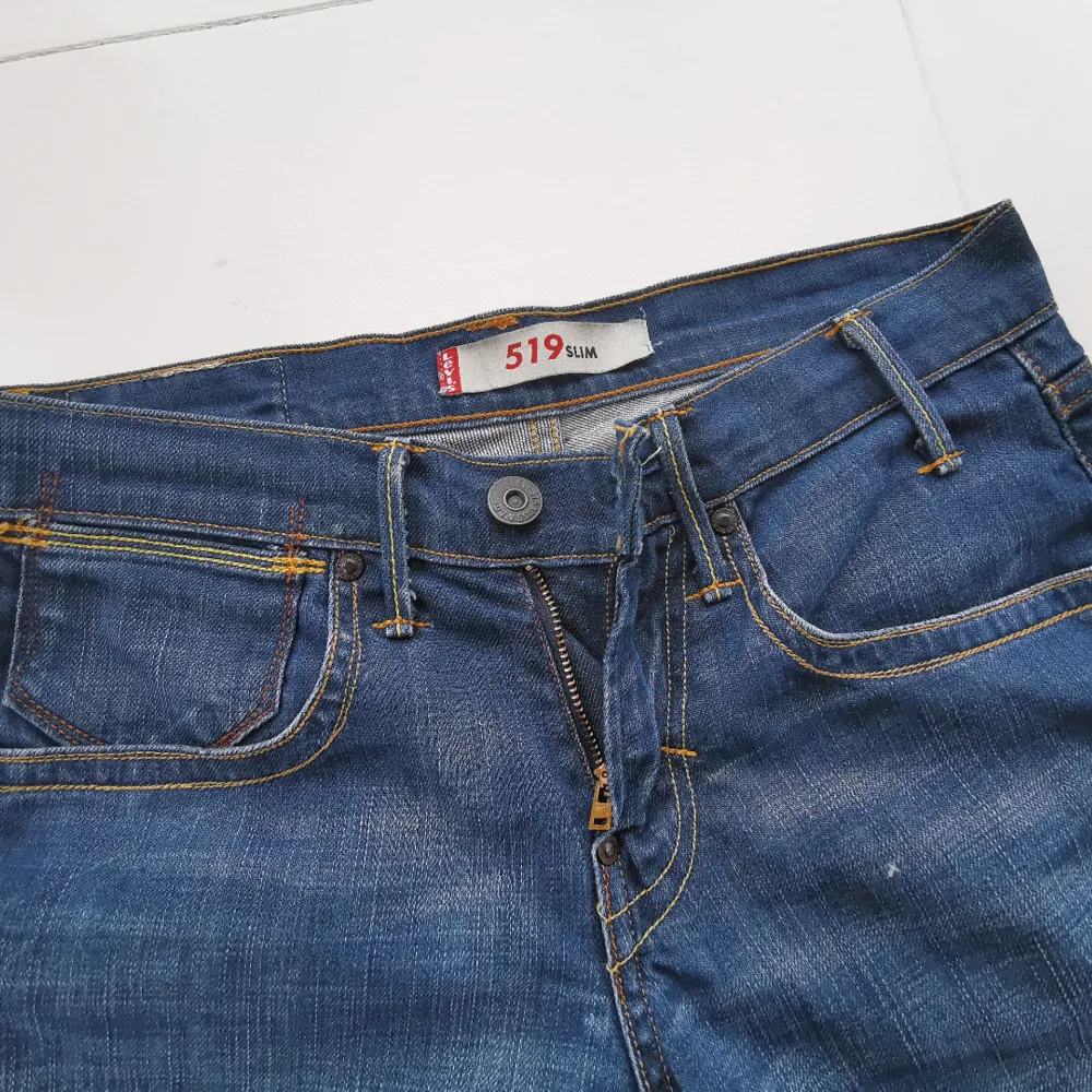 Superfina jeans från Levi's I super fint skick. Säljer då jag tyvärr inte kan ha dom.  Köparen står för frakten ⚡. Jeans & Byxor.
