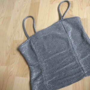  - Super fint glittrigt linne från Gina. Köpt för runt 150k Frakt tillkommer