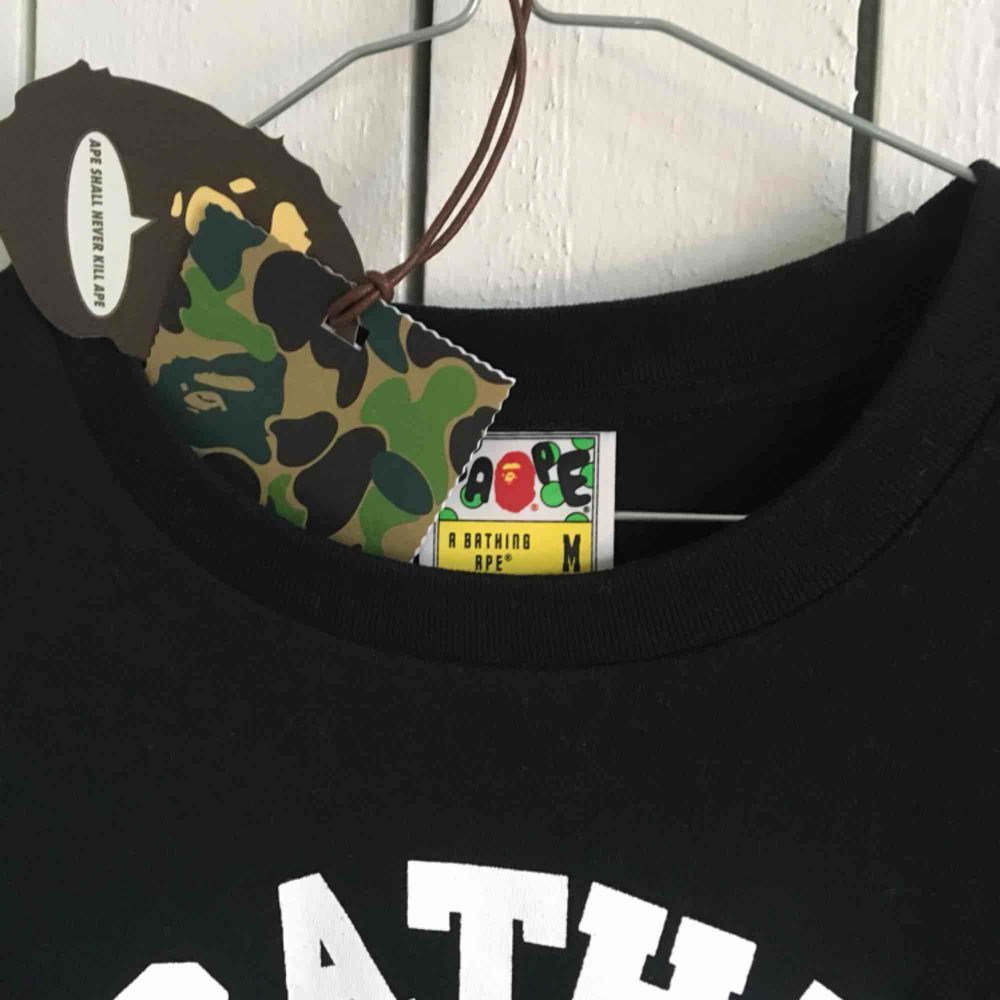 ”A Bathing Ape” t-shirt köpt i NYC. Till utseendet nyskick, bara använd vid två tillfällen. Kommer i original zipbag! 🐒 Frakt tillkommer alternativt mötas upp i Gbg. . T-shirts.