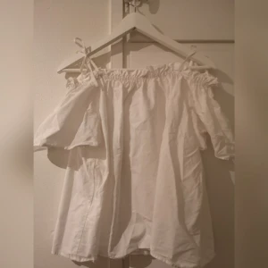  - Off shoulder topp, knappt använd. Köparen står för frakt. 