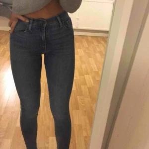  - Levis mile High jeans i blå, sitter jättefint