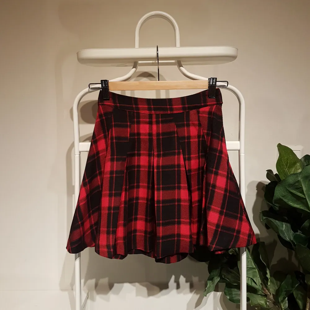 Rödrutig plisserad kjol från H&M. Använd några gånger men i väldigt fint skick. 40cm lång. Frakt kostar 36kr, men går bra att hämta upp också *:･ﾟ✧. Kjolar.